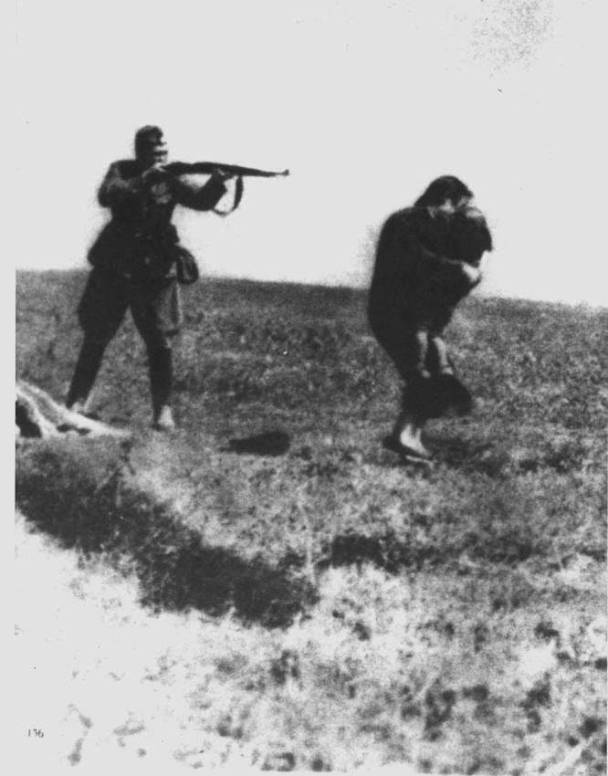 Un policía alemán apuntando y disparando a una mujer con su hijo. Ivangorod, Ucrania, 1942